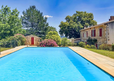 Magnificent character property in the heart of vineyards with breathtaking views, 30' from Aix-en-Provence