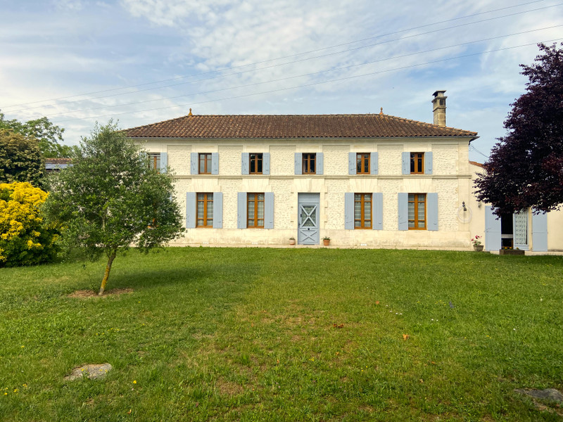 Maison à vendre à Baignes-Sainte-Radegonde, Charente - 395 000 € - photo 1