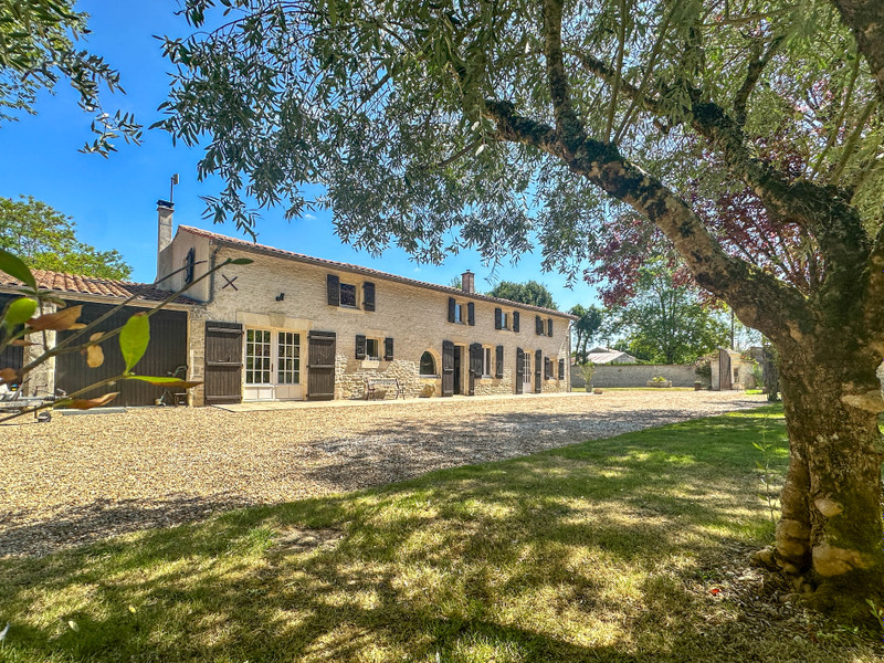 French property for sale in Aumagne, Charente-Maritime - €399,500 - photo 0