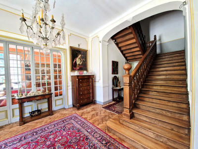 Large mansion of 427m² with a spacious outbuilding on 10 hectares of land.