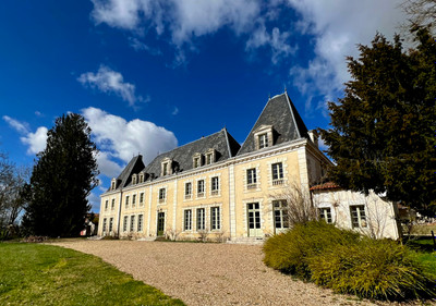 Chateau à vendre à Champagne-et-Fontaine, Dordogne, Aquitaine, avec Leggett Immobilier