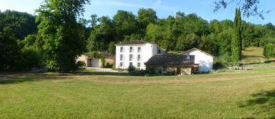Superb 16th century chateau with appt gite, renovated barn, 7 hectare of grounds, a lake,  2 Gbit fibre optic.