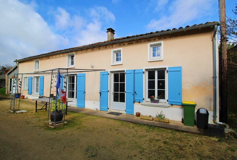 Maison à vendre à Longré, Charente - 139 500 € - photo 1