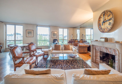 Paris 75005 – Left Bank, Quai de la Tournelle. 101sqm (Loi Carrez), Prestigious address with view on Notre Dame Cathedral and the River Seine for this 2 bedrooms apartment, double exposure, luminous, 4th  floor of a freestone modern building.One apartment per level with direct lift access.