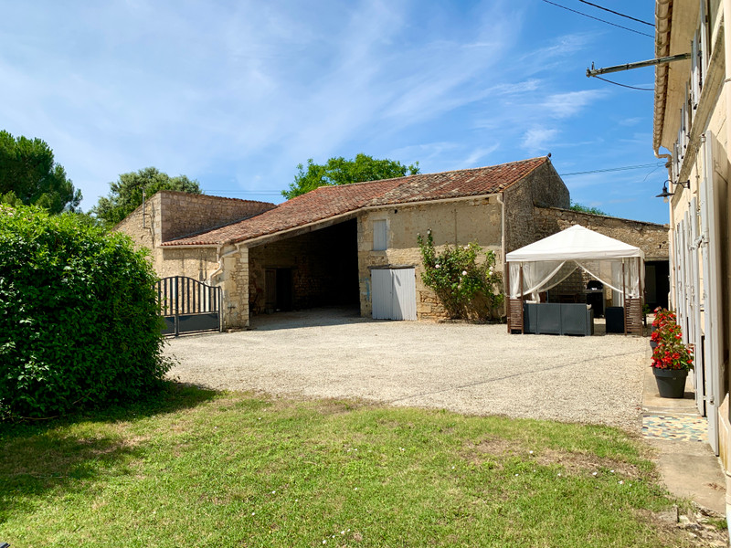 French property for sale in Bois, Charente-Maritime - €318,000 - photo 3