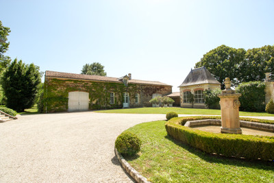 Elégant château du 18ème siècle niché dans la campagne des Deux Sèvres. Rénové avec goût et authenticité