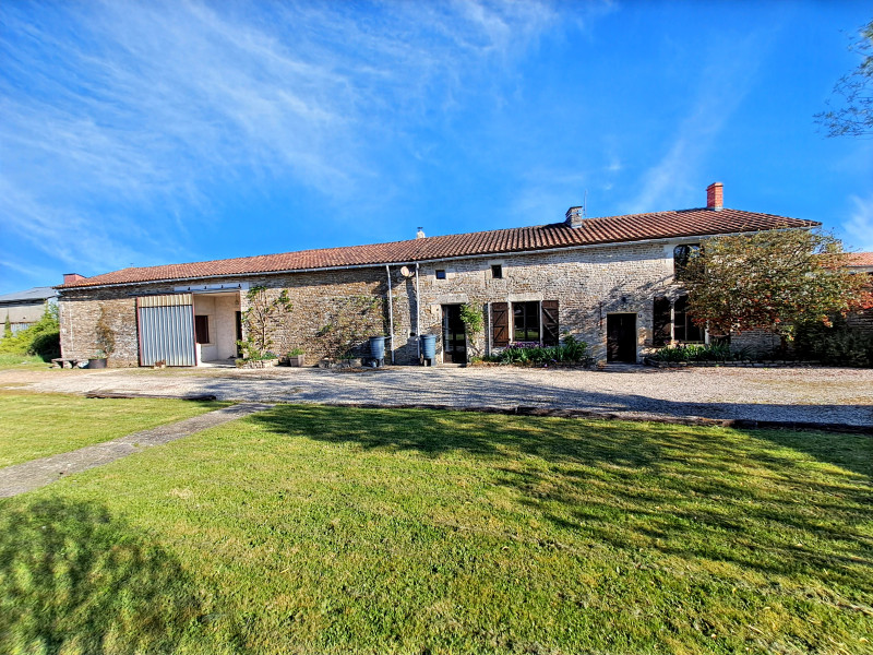 Propriété à vendre à Paizay-Naudouin-Embourie, Charente - 247 000 €