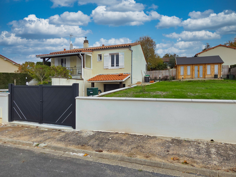 Maison à vendre à Chabanais, Charente - 109.000 € - photo 1