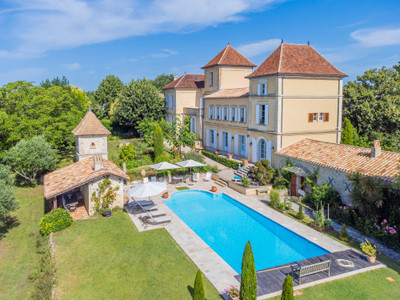 EXCEPTIONAL PROPERTY! Beautiful CHATEAU with panoramic views!
Extra ordinary location! Near Saint-Emilion!