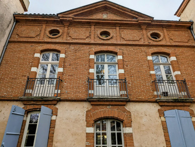Luxury, architect designed, spacious 3 bedroom apartment in a Chateau in the suburbs of Toulouse 