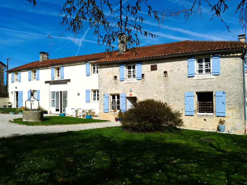 Maison à vendre à La Tâche, Charente - 299 600 € - photo 1