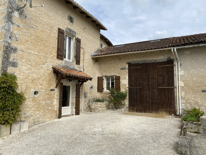French property for sale in Cherval, Dordogne - &#8364;325,000 - photo 2
