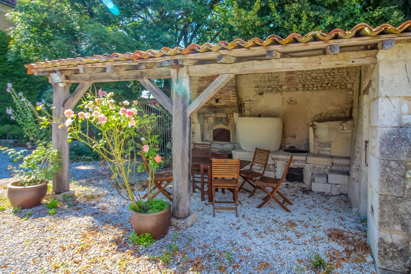 French property for sale in Chaunac, Charente-Maritime - €678,400 - photo 12