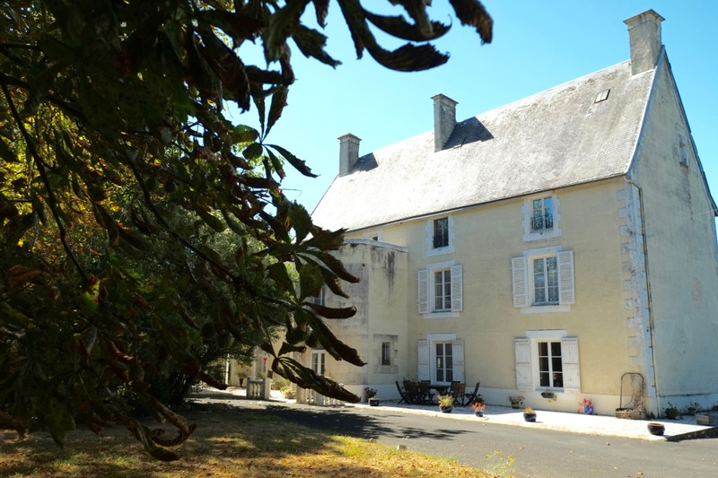 French property for sale in Chef-Boutonne, Deux-Sèvres - &#8364;825,740 - photo 4
