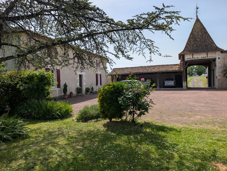 Propriété à vendre à Condéon, Charente - 485 000 €