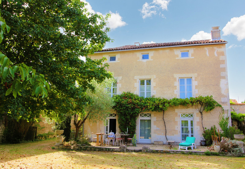 Maison à vendre à Charmé, Charente - 349 800 € - photo 1