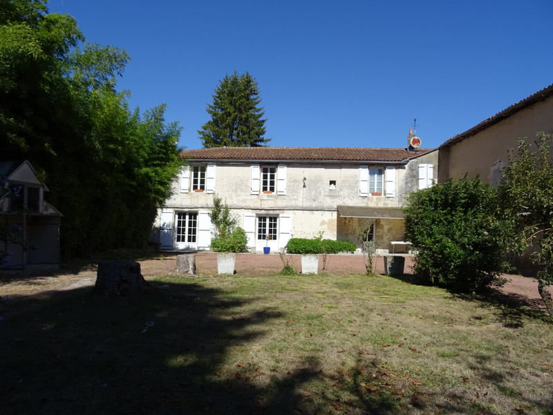 French property for sale in La Couronne, Charente - &#8364;244,680 - photo 2