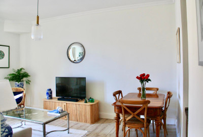 Cannes centre; superb fully renovated 3-room apartment a few minutes from the beaches and the Croisette.