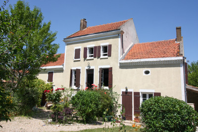Maison à vendre à Antezant-la-Chapelle, Charente-Maritime, Poitou-Charentes, avec Leggett Immobilier