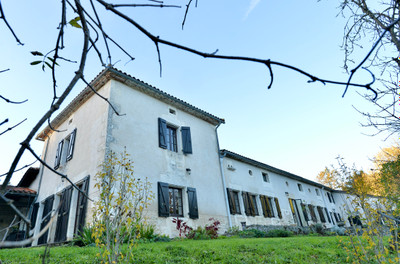 Secluded country estate with delightful views. Farmhouse, apartment, garaging, swimming pool, 6.9 hectares.