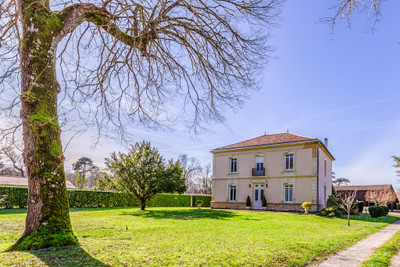 Superb property with Maison de Maître, guest house, heated swimming pool, outbuildings, 30 mn Marcheprime