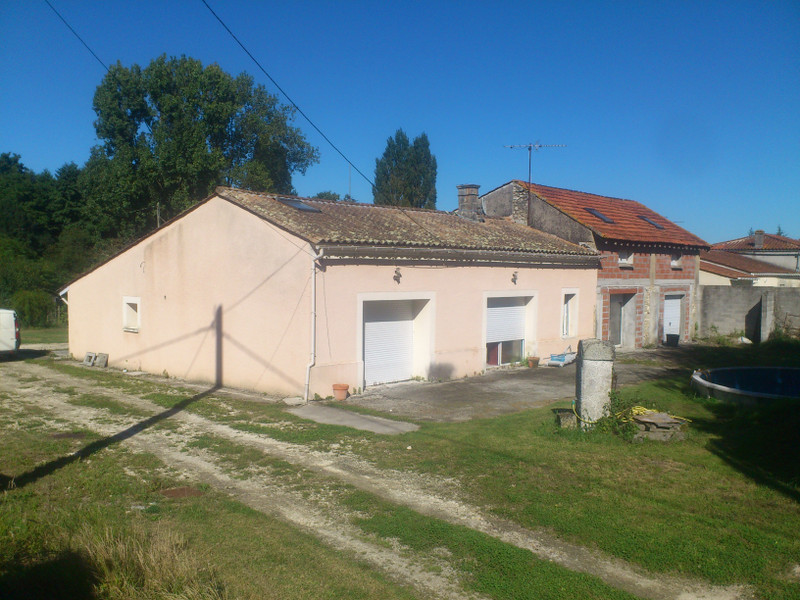 Maison à Saint-Christoly-de-Blaye, Gironde - photo 1