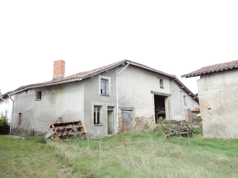 Maison à vendre à Lésignac-Durand, Charente - 29 000 € - photo 1