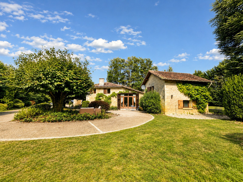 French property for sale in Clion, Charente-Maritime - €386,900 - photo 2