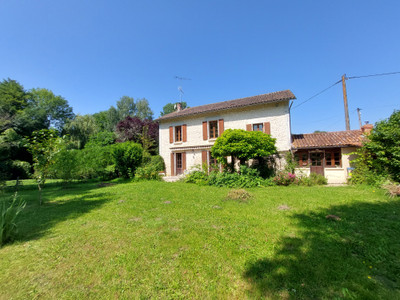 Maison à vendre à Montbron, Charente, Poitou-Charentes, avec Leggett Immobilier