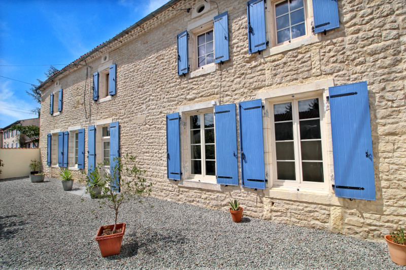 Propriété à vendre à Loiré-sur-Nie, Charente-Maritime - 298 920 €