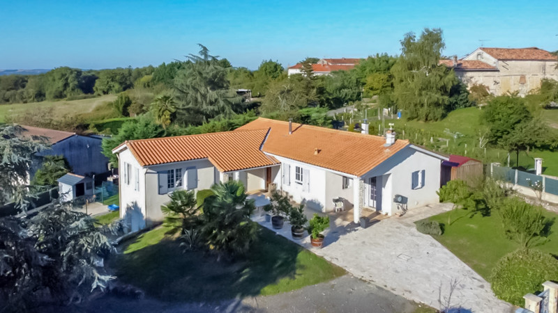 Maison à vendre à Saint-Eutrope, Charente - 222.600 € - photo 1