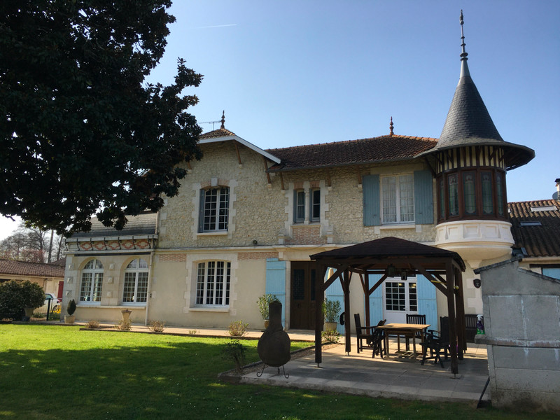 French property for sale in Montguyon, Charente-Maritime - &#8364;678,548 - photo 2