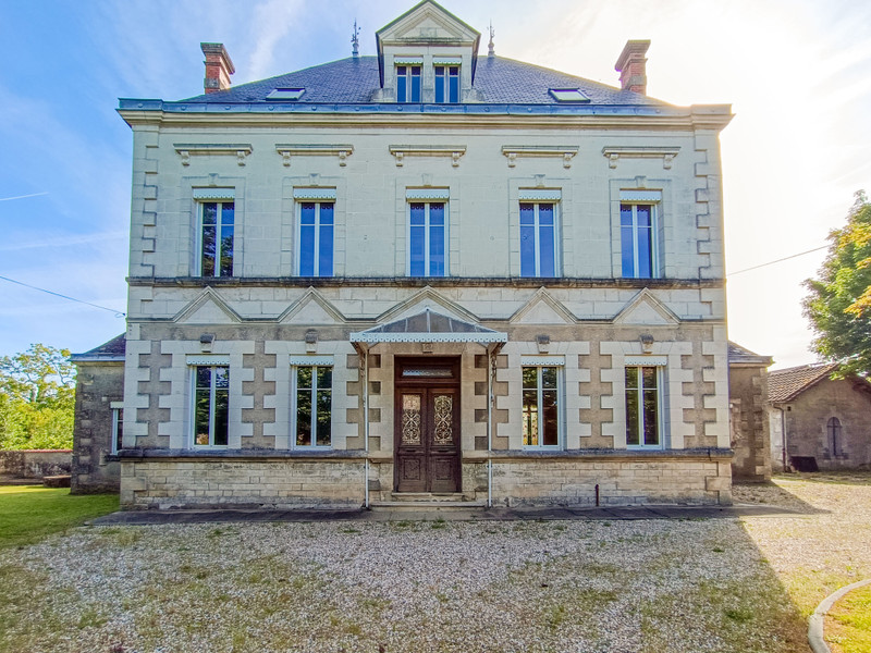 Maison à vendre à Coutras, Gironde - 390.000 € - photo 1