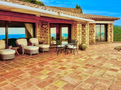 Grand villa with spectacular views overseeing Golf de Cavalaire, 5 bedrooms, infinity pool, wine cellar