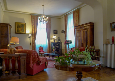 UNIQUE: Grand neoclassical period property  with stained glass windows offering 430 m² of quality living space,with two lounges, dining room, study, fitted kitchen, seven bedrooms, five bathrooms, games room, office. Cellar, attic and garden of 3000 m² with in ground swimming pool.