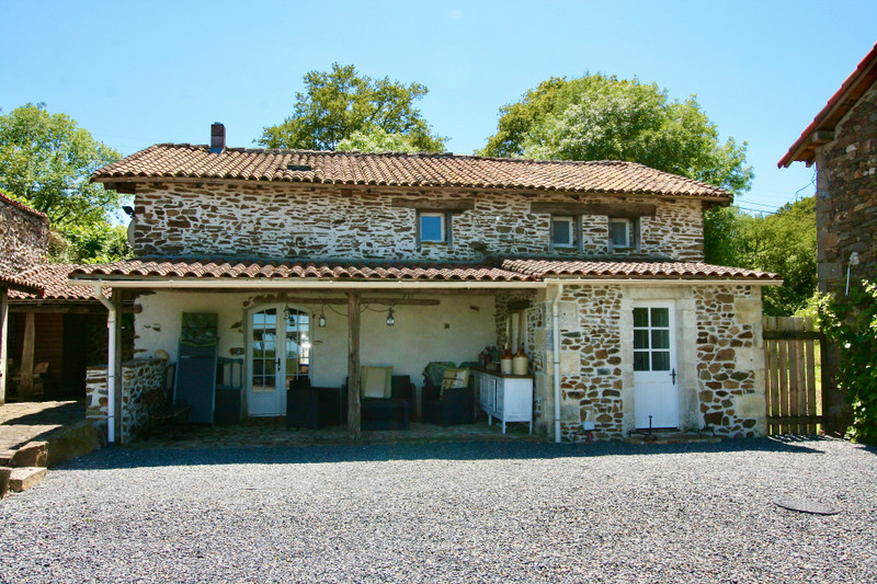 Maison à vendre à Cherves-Châtelars, Charente - 240.000 € - photo 1