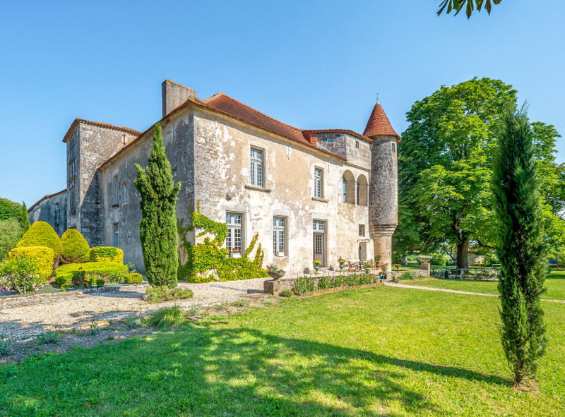 Chateau for sale in Charmant Charente Stunning renovated 16C in the