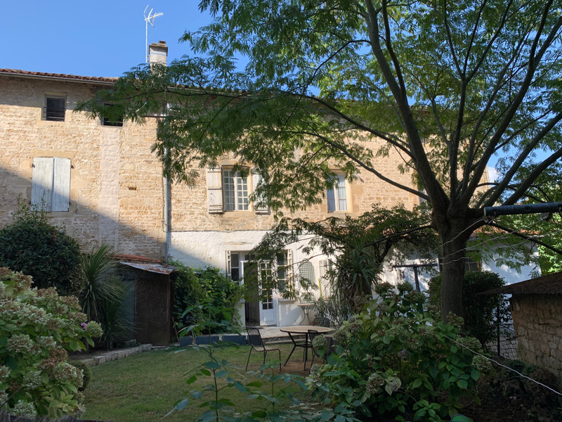 Maison à vendre à Celles-sur-Belle, Deux-Sèvres - 397 500 € - photo 1 Maison à vendre à Celles-sur-Belle, Deux-Sèvres - 397 500 € - photo 1