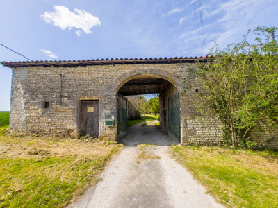 French property for sale in Angoulême, Charente - €397,500 - photo 2