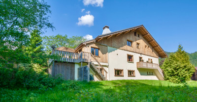 Chalet à vendre à Essert-Romand, Haute-Savoie, Rhône-Alpes, avec Leggett Immobilier