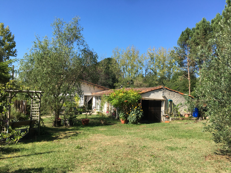 French property for sale in Le Fouilloux, Charente-Maritime - €183,600 - photo 4