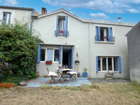 Maison à vendre à Bazoges-en-Pareds, Vendée - 203.040 € - photo 1