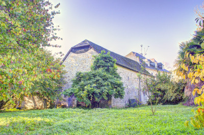 CHARMING VILLAGE MAISON-DE-MAÎTRE + BARNS + GROUNDS WITH STREAM + IDEAL B&B, GÎTES, GÎTE D'ÉTAPE + PAU 20 MINS