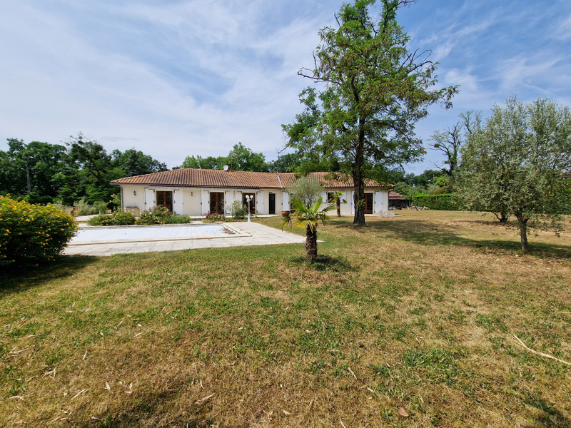 French property for sale in Condac, Charente - €381,600 - photo 2