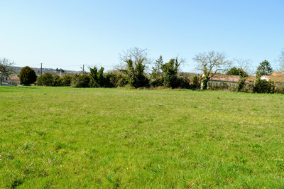 Terrain à vendre à Aunac-sur-Charente, Charente, Poitou-Charentes, avec Leggett Immobilier