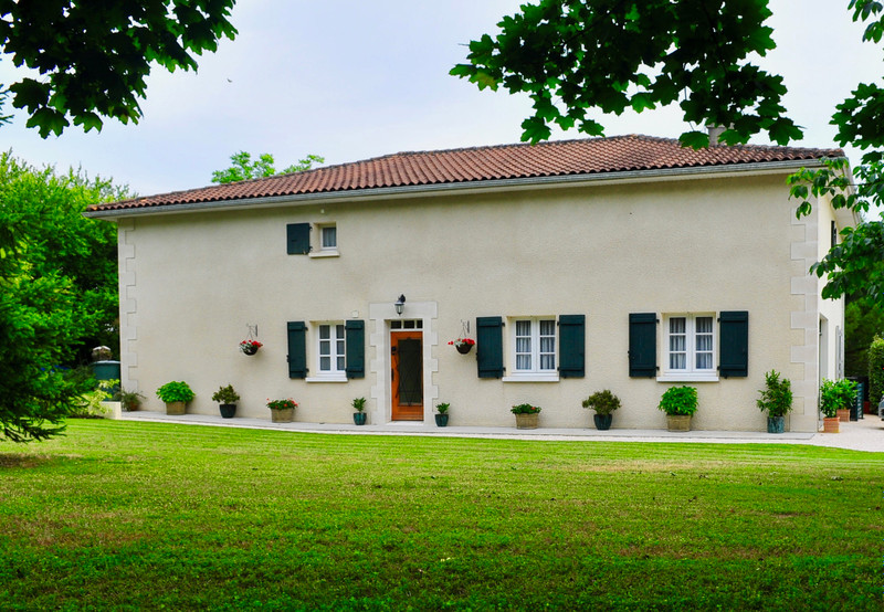 House in VilleboisLavalette Charente Spacious house with lovely rural aspect but still on