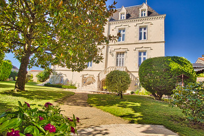  South Loire Valley, sumptuous property set in beautifully landscaped grounds. Amenities at walking distance.