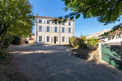 Maison à vendre à Burie, Charente-Maritime, Poitou-Charentes, avec Leggett Immobilier