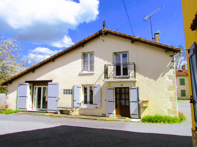 House in Queaux Vienne 3 bedroom cottage with studio, garden & set