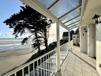 Stunning clifftop house with separate rental apartment, panoramic ocean views and only 100m from the beach.